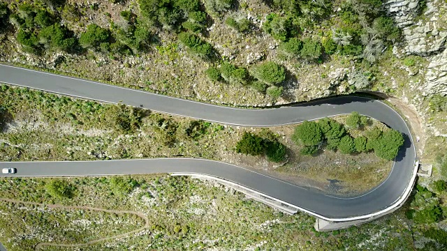 鸟瞰图的汽车在弯曲的道路上兰萨罗特，加那利群岛，西班牙。视频下载