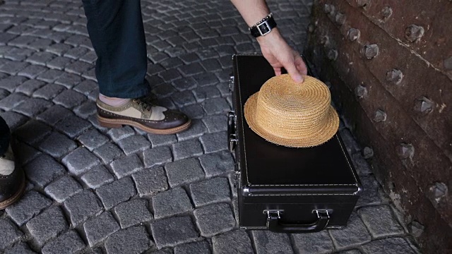 街头音乐家打开一个手提箱视频素材