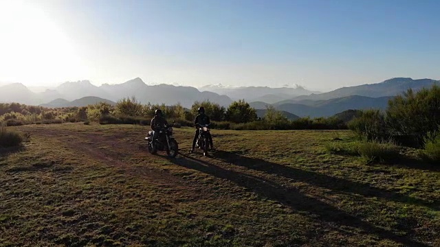 两个摩托车手站在山那边视频素材
