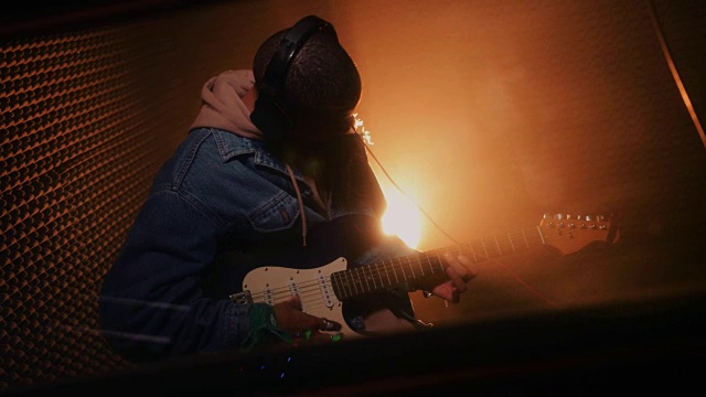 年轻的潮人贝斯吉他手录音音乐在专业工作室视频下载