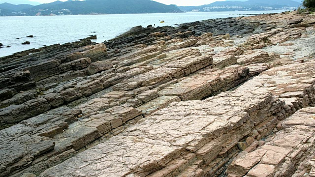 香港东平洲地质公园的沉积岩层视频下载