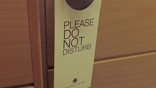 酒店客房内悬挂名片，请勿打扰门把手信息视频素材