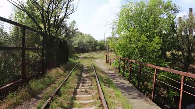 横跨运河的小铁路桥视频下载