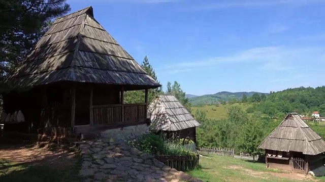 塞尔维亚Sirogojno民族村庄的老房子视频素材