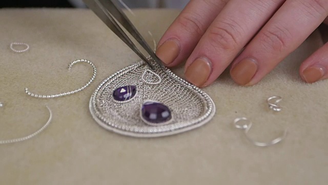 一种用金属丝编织珠宝的技术，用来装配宝石和零件视频下载