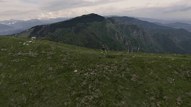 运动员在山上跑步视频素材
