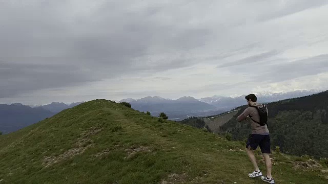 在山上徒步旅行的人视频素材