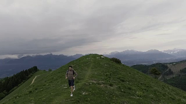 在山上徒步旅行的女人视频素材