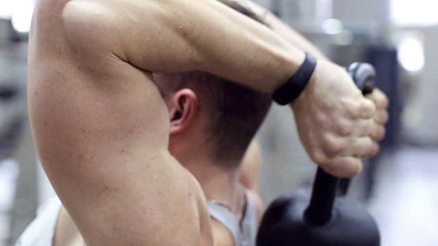 运动员用哑铃锻炼你的三头肌视频素材
