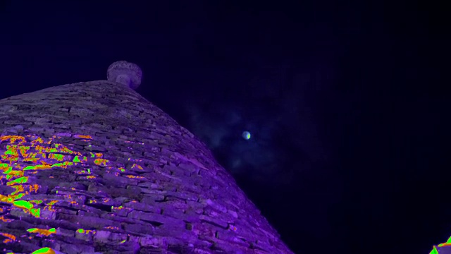 意大利阿尔贝贝洛的特鲁洛房子后面的满月视频下载