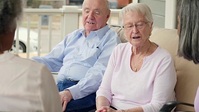 细心的老年夫妇与朋友在退休社区讨论一些事情视频素材