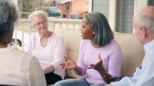 资深女性领导老年人支持小组视频下载