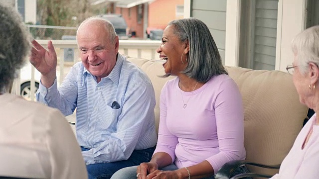 一群活跃的老年人喜欢在老年生活社区交谈视频下载