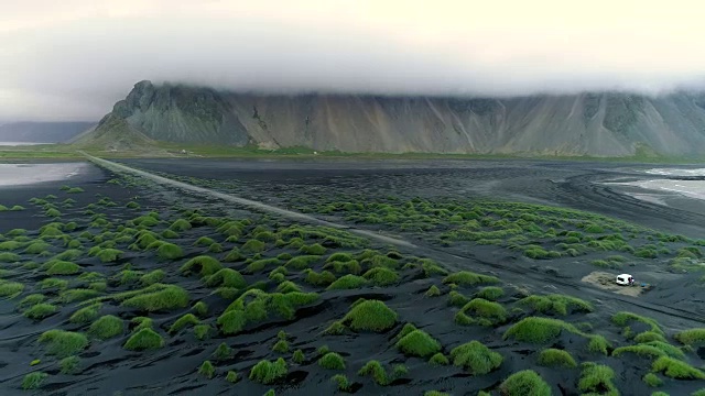 4K航拍电影在冰岛霍芬的黑海滩沙滩和韦斯特拉霍恩山夏季场景视频素材