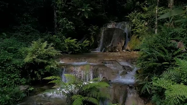 飞到森林里美丽的瀑布视频素材
