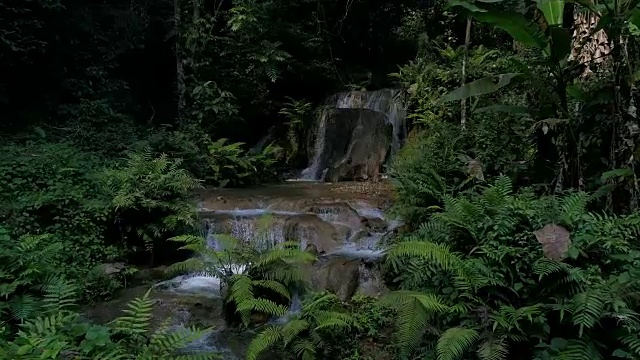 飞到森林里美丽的瀑布视频素材