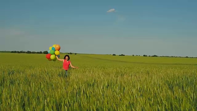 在田野里拿着气球的女孩视频下载