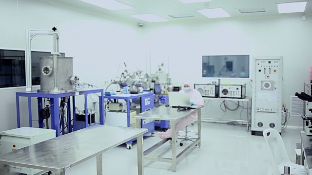 女科学家在实验室工作时正在使用电脑视频素材