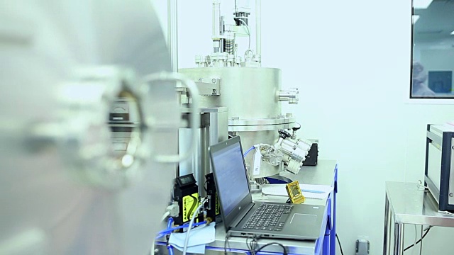 女科学家在实验室工作时正在使用电脑视频素材