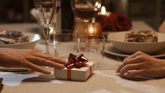 一个男人给他的女朋友一个浪漫的礼物视频素材