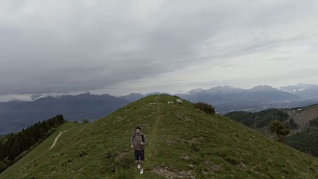 在山顶上跑步的运动员和全景视频素材