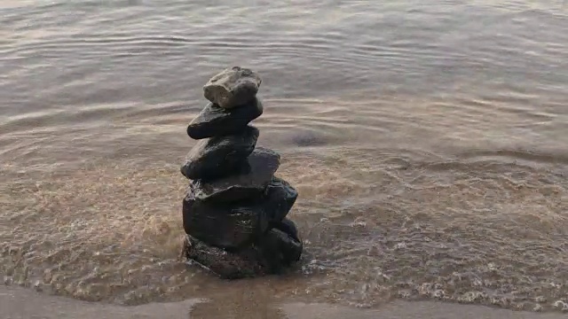 岸边有金字塔状的石头视频素材