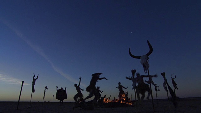 人们在篝火旁表演的低角度镜头视频下载