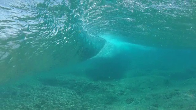 慢动作水下:空桶波浪翻滚过珊瑚礁在阳光明媚的太平洋视频素材