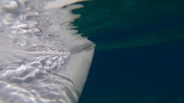 慢动作，水下，POV:在阳光明媚的日子里坐在冲浪板上视频素材