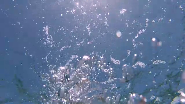POV，水下:向海洋表面游泳，耗尽空气。视频素材