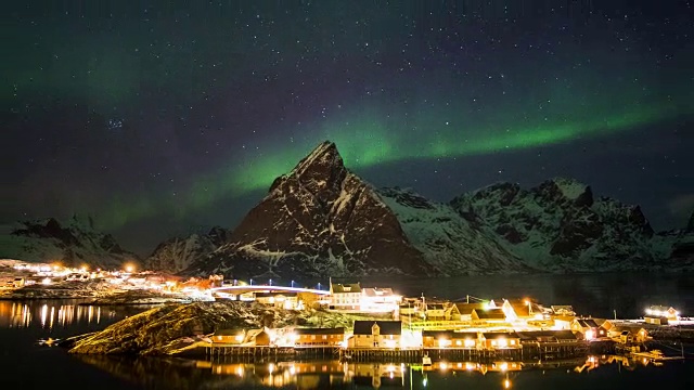 时间流逝的北极光跳舞的山与渔村视频下载