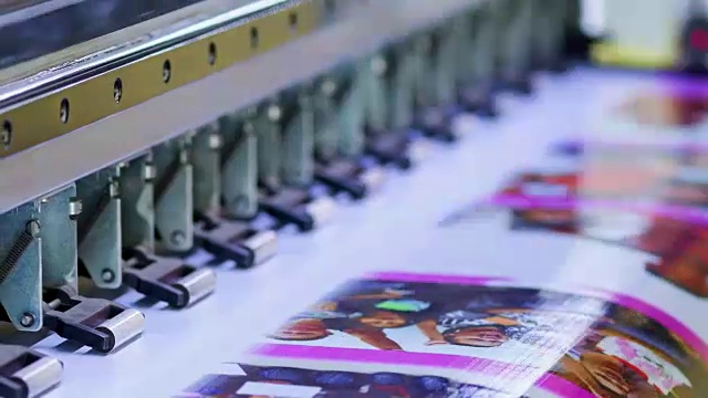 大型喷墨打印机在乙烯基横幅上工作视频素材