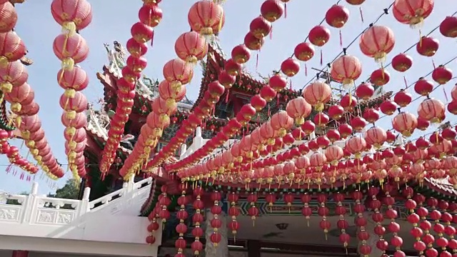 中国农历新年庆祝活动之前更换灯笼内视频下载