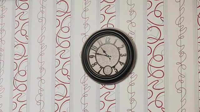 古老美丽的钟挂在墙上视频素材