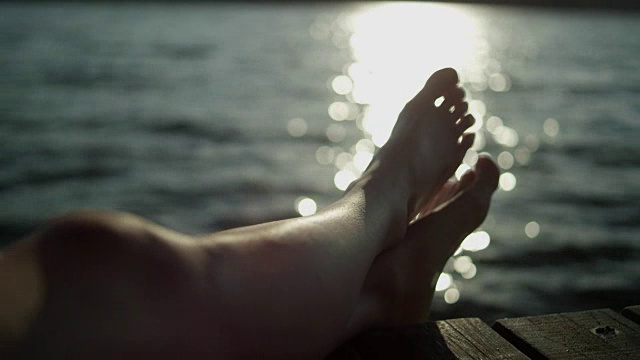 在湖面上放松。日落视频素材