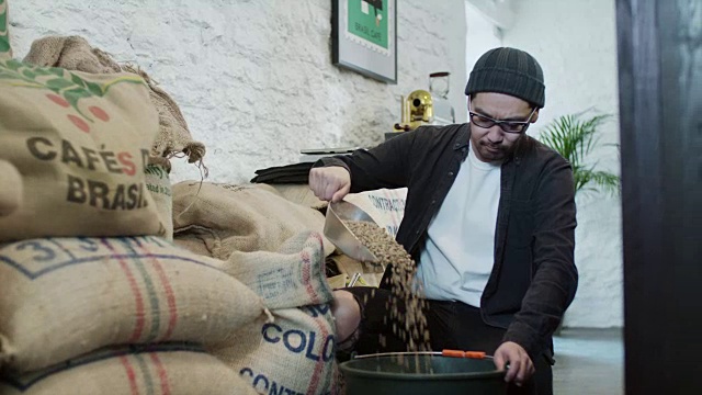 日本男子倒咖啡豆视频素材