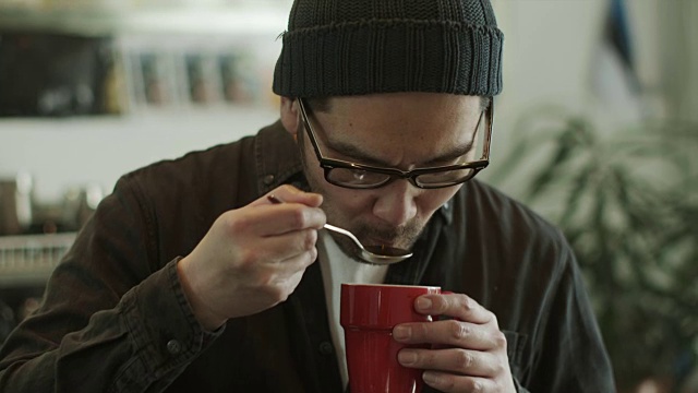 日本咖啡师品尝新鲜咖啡(慢镜头)视频素材