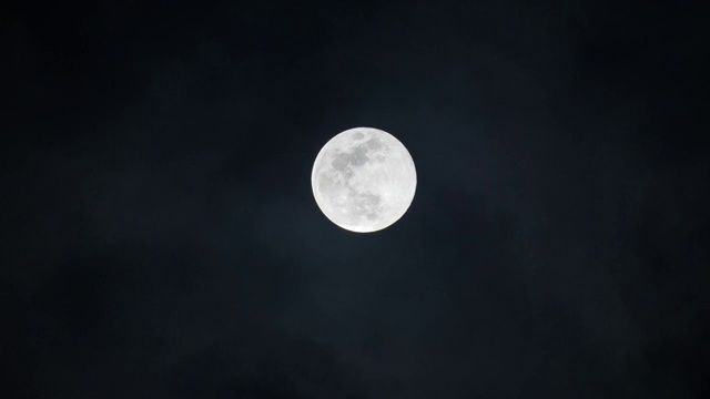 满月和移动的薄云视频下载