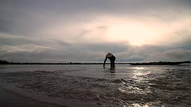 HD:当地渔民的生活方式，在清晨日出时工作。视频素材