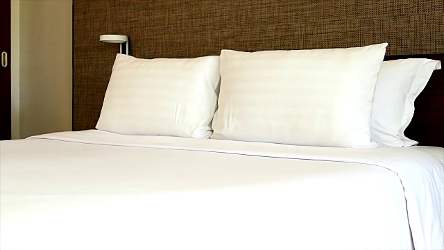 卧室室内床上装饰白色枕头视频下载