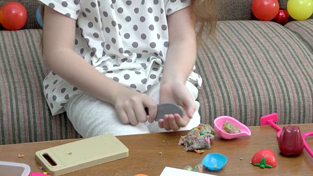 玩粘土的女孩视频素材