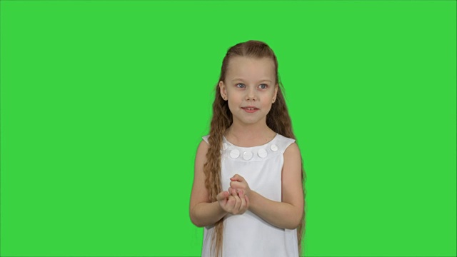 一个乐观的少女对着镜头微笑，绿色屏幕上，Chroma Key视频素材