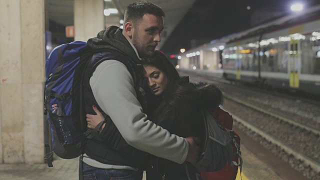 年轻夫妇在火车站视频素材