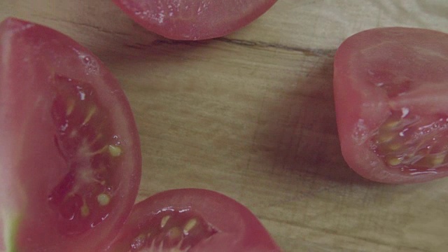 红熟的番茄，分成四等份。超级慢动作视频素材