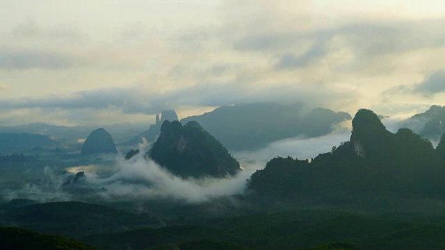 日出的时间，雾和云景移动在山上。视频素材