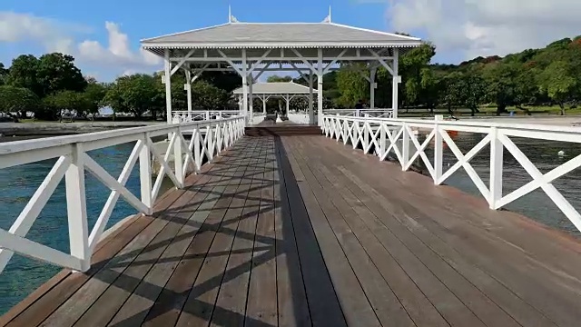 Asadang木桥在泰国的sicchang岛，Koh sicchang，美丽的泰国木桥，旅游泰国视频素材