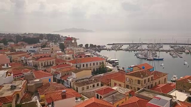 鸟瞰图希腊小镇埃伊纳，埃伊纳港，希腊视频下载