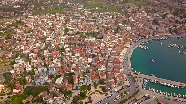 鸟瞰图希腊小镇埃伊纳，埃伊纳港，希腊视频下载