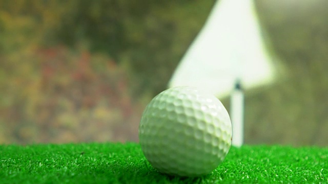 绿色的高尔夫球映衬着美丽的蓝天视频素材