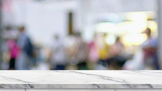 空的白色大理石桌面模糊客户购物在贸易活动与散景灯光背景，背景模板的产品或设计展示，食品站模拟。视频素材